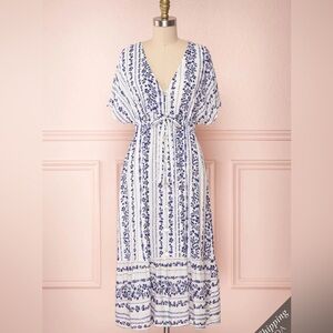 NWOT SIZE XS MINKPINK White and Blue Resort Maxi Dress with Dolman Sleeves